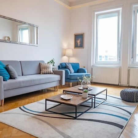 Chic Central Flat With River View Budapest Exterior foto