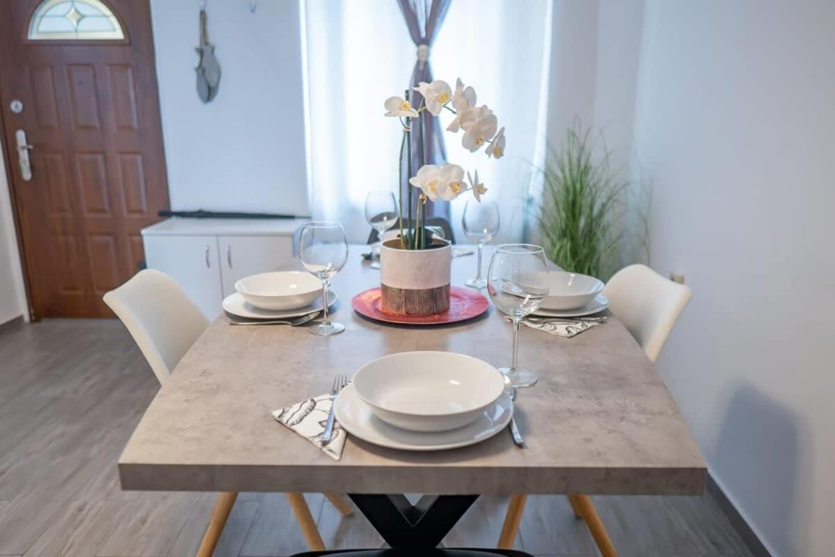 Chic Central Flat With River View Budapest Exterior foto