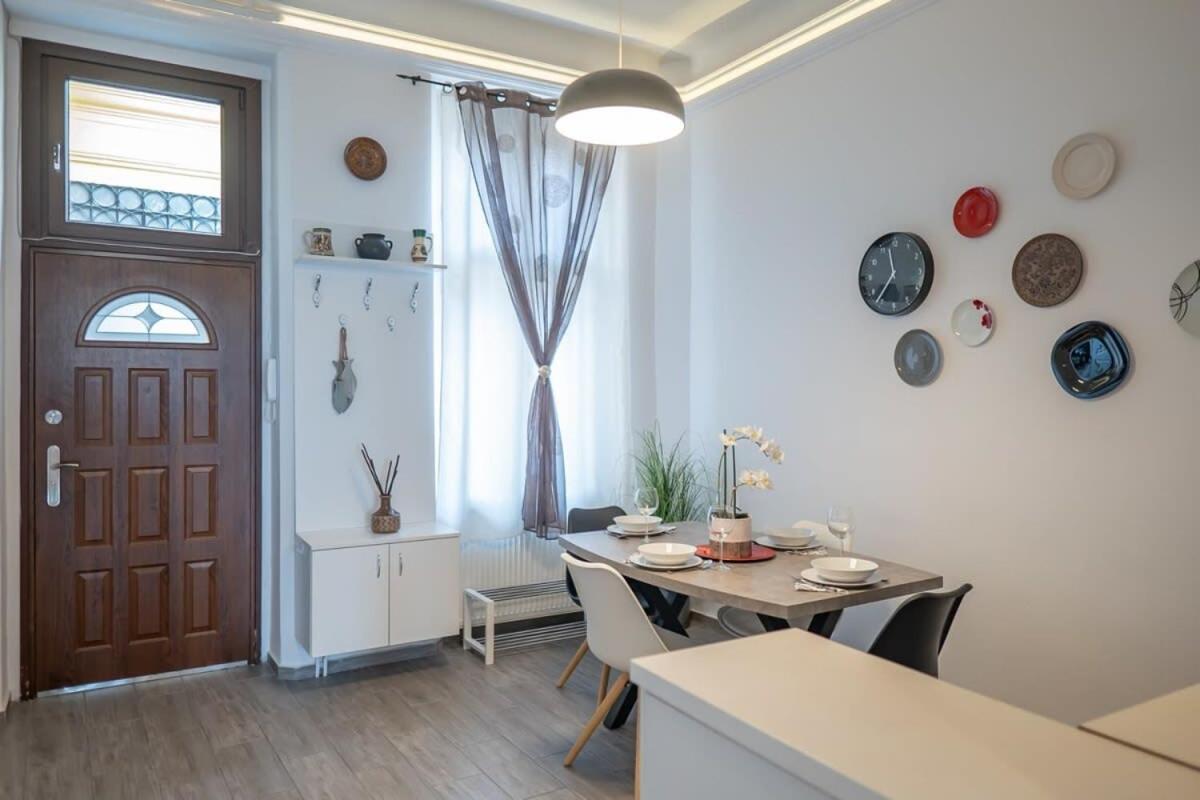 Chic Central Flat With River View Budapest Exterior foto